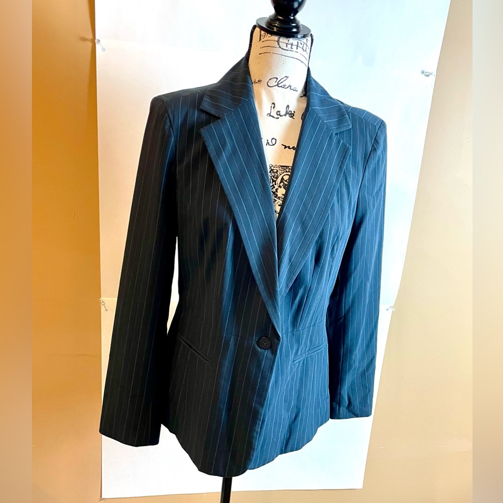 East5th Beautiful Lined Pant Suit - Gray - Gently Used. Size 8